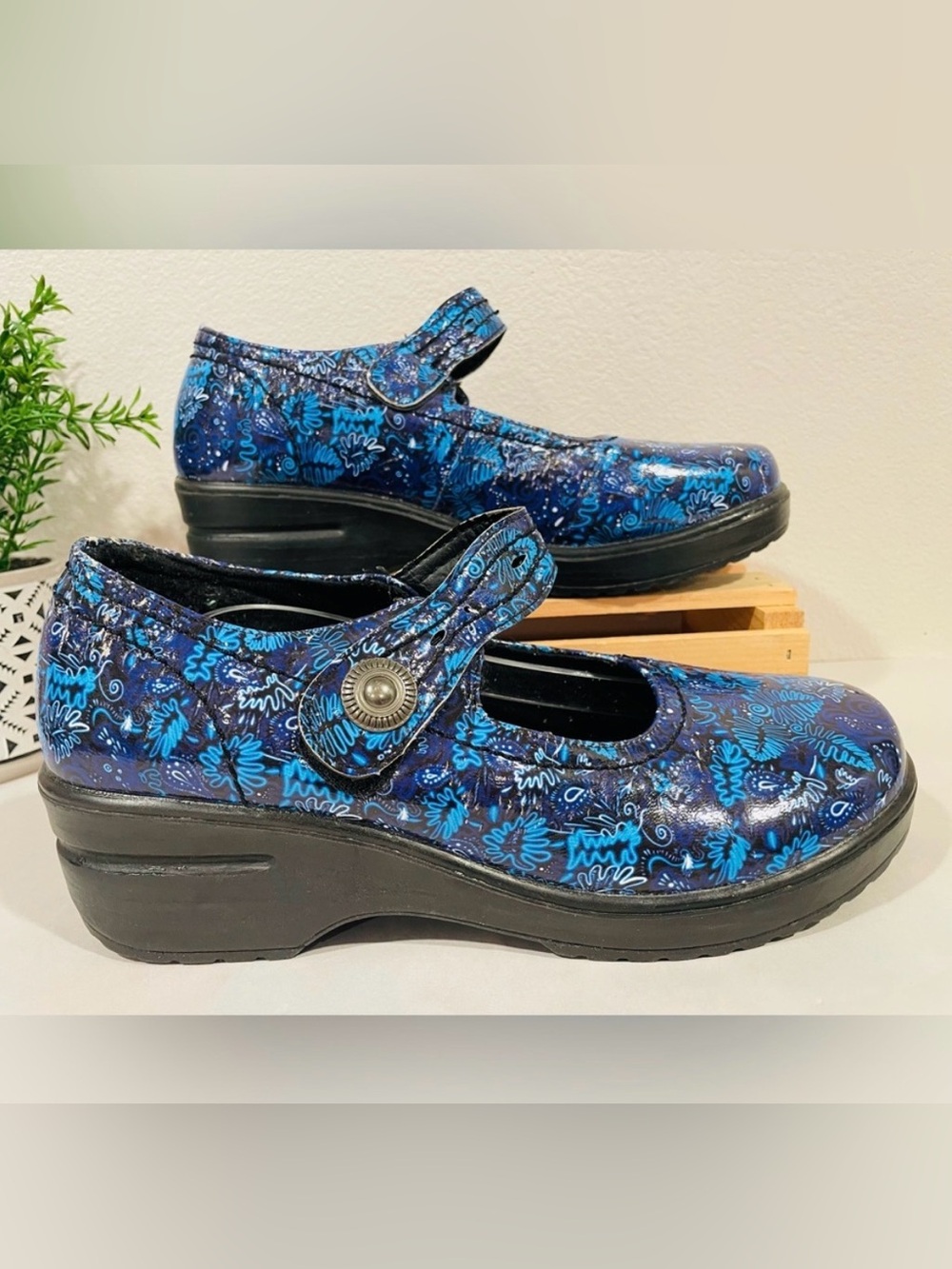 Easy Street Work Easy “Letsee” Blue Patent-Style Clogs Slip On Mules Size 7.5WW